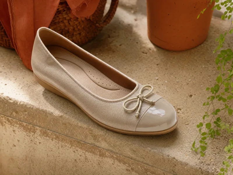 Ballerine élégante et confortable pour pieds sensibles, chaussure orthopédique posée dans un décor chic et chaleureux